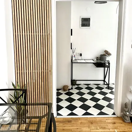 Apartman Spacious 82 M2 Two Bedroom Classy Near Center